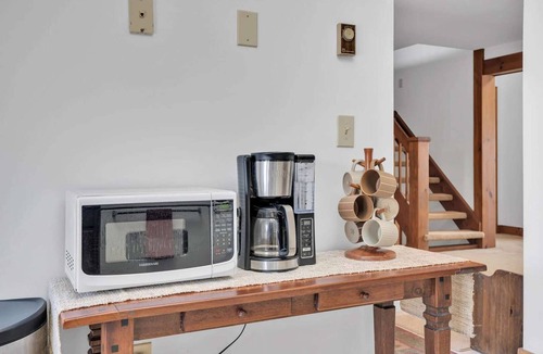 West Hartford Condo | On Golf Course, Sauna, Great Views! - Landmark 1B