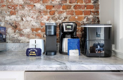 Charleston Historic District Apartment | On Historic Broad Street! | Honeydew