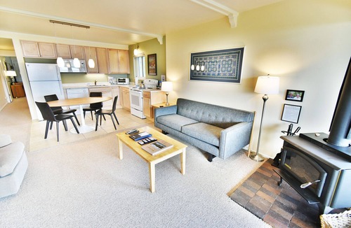 Dillon Condo | On Lake! End Unit, Hot Tub, Elevator! Easy Drive to 6 Ski Areas, Dining