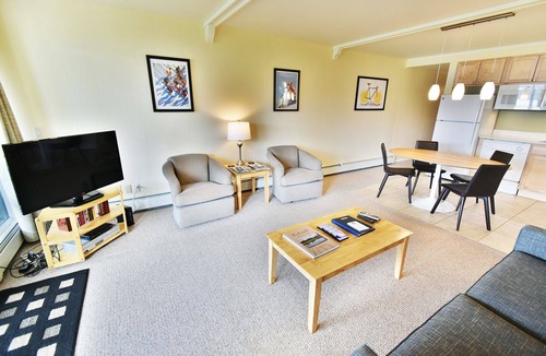Dillon Condo | On Lake! End Unit, Hot Tub, Elevator! Easy Drive to 6 Ski Areas, Dining