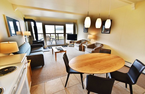 Dillon Condo | On Lake! End Unit, Hot Tub, Elevator! Easy Drive to 6 Ski Areas, Dining