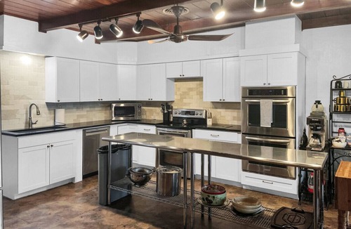 Clifton House | On Lake~Retreats~Brand New Kitchen~Game Room~Pets