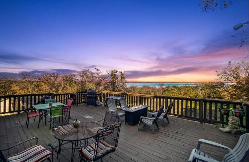 Clifton House | On Lake Retreats Family Gatherings Game Room Pets
