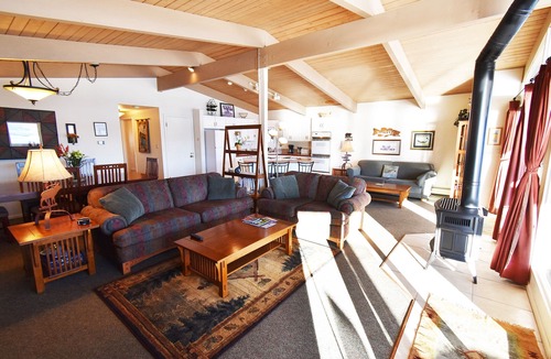 Dillon Condo | On Lake! Top Floor Views, Deck! Elevator, Hot Tub. Easy Drive to 6 Ski Areas