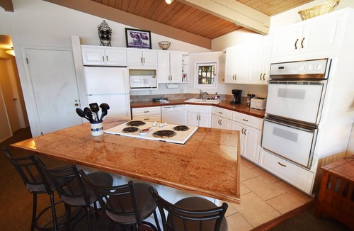 Dillon Condo | On Lake! Top Floor Views, Deck! Elevator, Hot Tub. Easy Drive to 6 Ski Areas