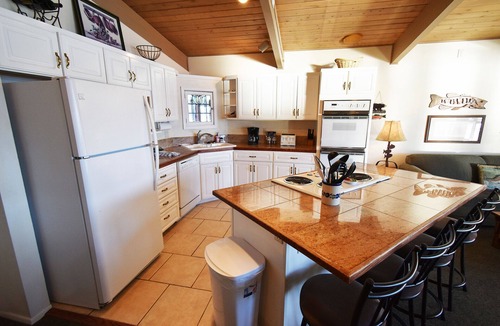 Dillon Condo | On Lake! Top Floor Views, Deck! Elevator, Hot Tub. Easy Drive to 6 Ski Areas