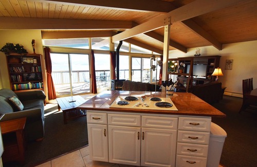 Dillon Condo | On Lake! Top Floor Views, Deck! Elevator, Hot Tub. Easy Drive to 6 Ski Areas