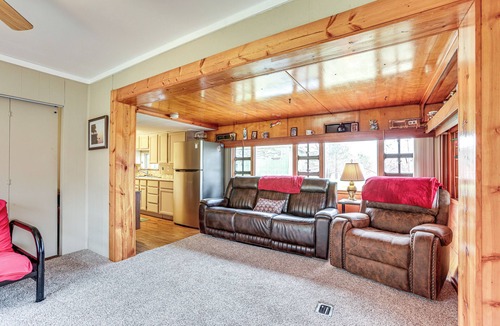 Evart Cabin | On Muskegon River! Wooded & Peaceful Retreat