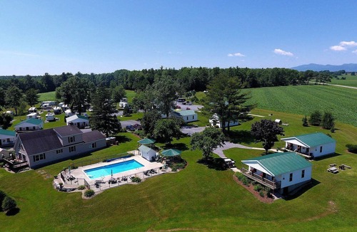 Vergennes Cottage | On Otter Creek! 1-bedroom cottage with WiFi and AC!