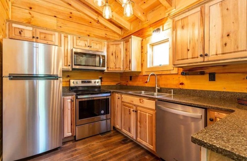 Gatlinburg Cabin | On Roaring Fork Stream/.9 Miles to DwTn Gatlinburg