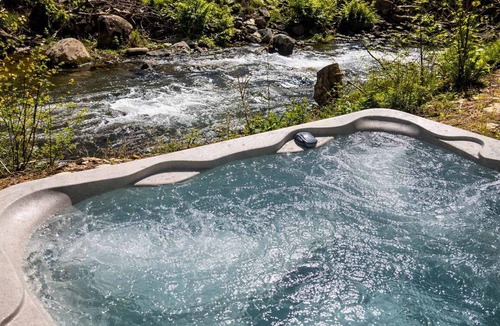 Gatlinburg Cabin | On Roaring Fork Stream/.9 Miles to DwTn Gatlinburg