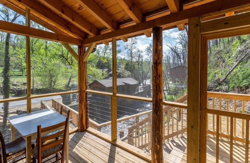Gatlinburg Cabin | On Roaring Fork Stream/.9 Miles to DwTn Gatlinburg