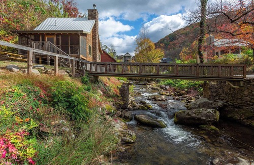 Gatlinburg Cabin | On Roaring Fork Stream/.9 Miles to DwTn Gatlinburg