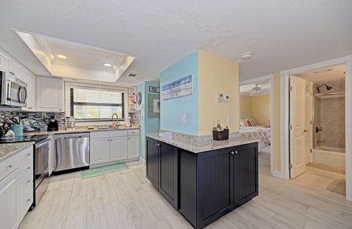 Siesta Key Condo | On Siesta Key Beach, View, pool, 2 Bed 2 Ba, plus pull out Queen,