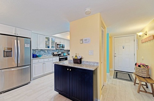 Siesta Key Condo | On Siesta Key Beach, View, pool, 2 Bed 2 Ba, plus pull out Queen,