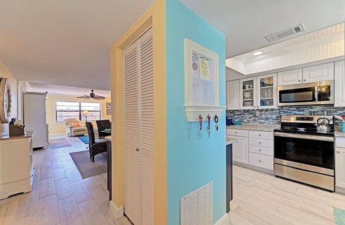 Siesta Key Condo | On Siesta Key Beach, View, pool, 2 Bed 2 Ba, plus pull out Queen,