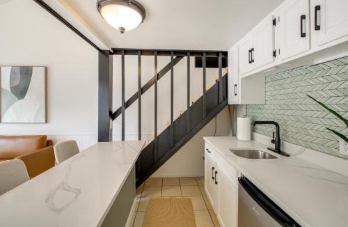 Mid America House | On-Site Boat Launch! Lakefront Hot Springs Cabin