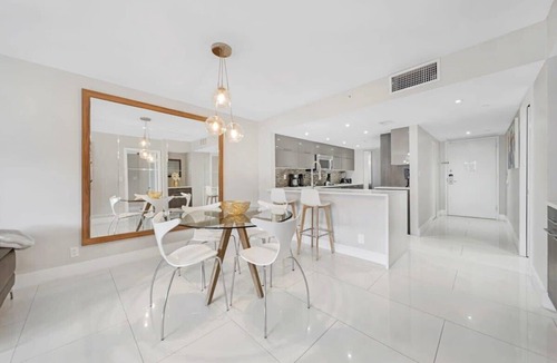 Downtown Miami Apartment | On-site Dining | 400 Mbps WiFi | StayCozy