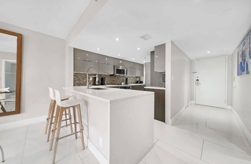 Downtown Miami Apartment | On-site Dining | 400 Mbps WiFi | StayCozy