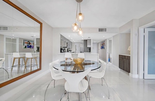 Downtown Miami Apartment | On-site Dining | 400 Mbps WiFi | StayCozy