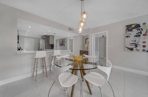 Downtown Miami Apartment | On-site Dining | 400 Mbps WiFi | StayCozy