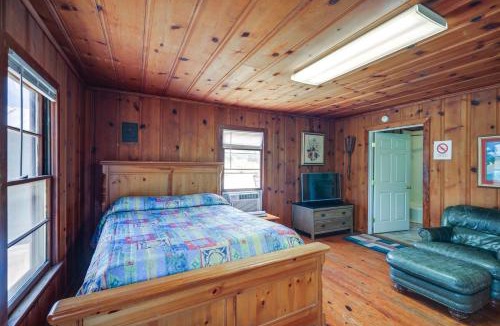 Whitney House | On-Site Trails! Cozy Whitney Cottage 2 Mi to Lake