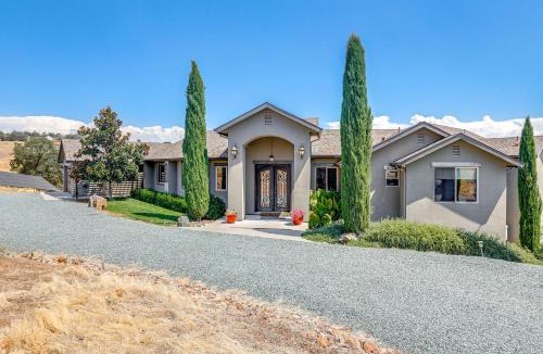 Pilot Hill House | On-Site Vineyard: Gem on 10 Acres in Pilot Hill!