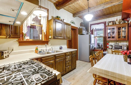 McClellandtown House | On-Site Winery & Historic Charm: Uniontown Escape
