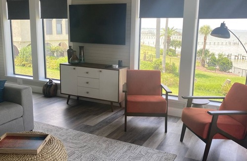 Bacliff House | On the bay, private pier, private heated pool, close to Kemah