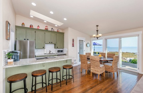 Camano Island House | On The Beach! Rambler w/Watercraft, Lawn & Games!