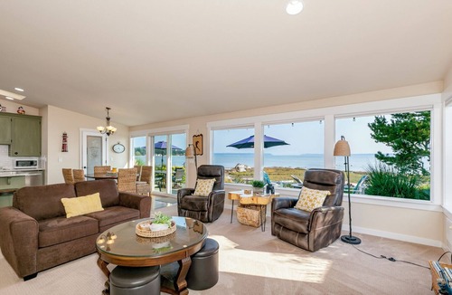 Camano Island House | On The Beach! Rambler w/Watercraft, Lawn & Games!