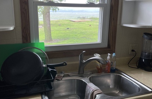 Springfield House | On the Bluff, Overlooking the River. Outdoorsman’s Paradise!