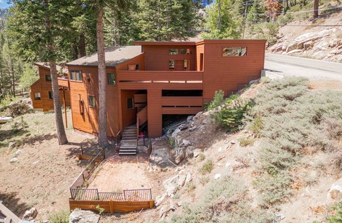 Alpine Meadows House | On the Edge at Alpine By Tahoe Getaways - Dog OK- Mountain Views- Ski Shuttle!
