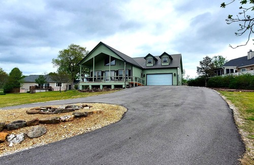 Holiday Island House | ON THE ISLAND CLOSE TO RECREATION CENTER!