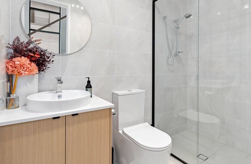 Mango Hill House | On the Lake - Modern Mofflin