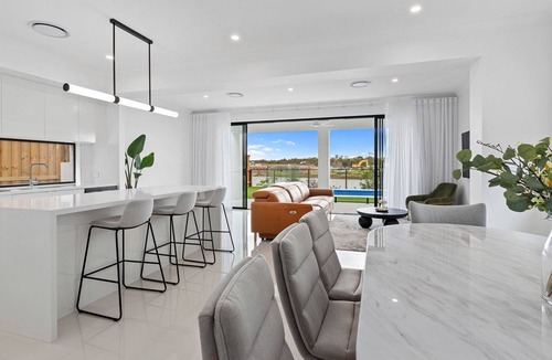 Mango Hill House | On the Lake - Modern Mofflin