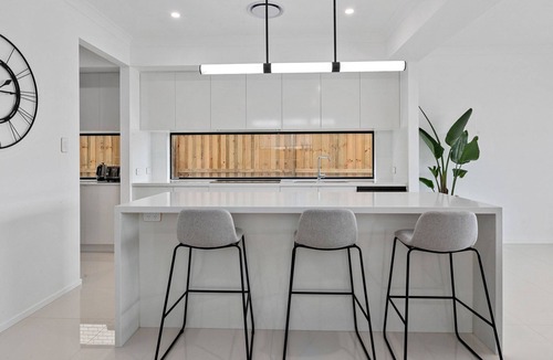 Mango Hill House | On the Lake - Modern Mofflin