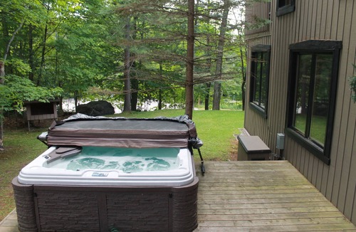 Domaine Nansen Ski Chalet | On the Mountain, Luxury 5 BR Ski In Ski Out Private Hottub & Sauna