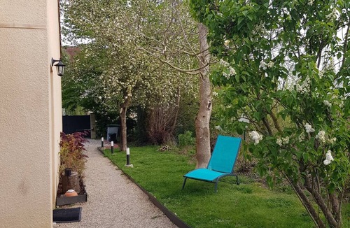 Saint-Denis-les-Rebais House | On the Route de Champ Colin