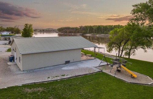 Burt County House | On the River | 5 beds | Peaceful
