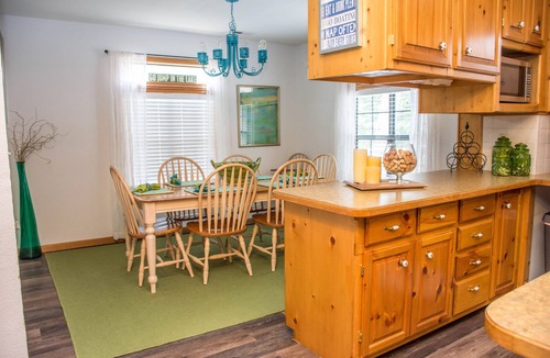 Eagle Rock Cottage | On the Rocks Cottage. Lakefront, Dog-Friendly. Sleeps 16. Bunkhouse. Free Wifi