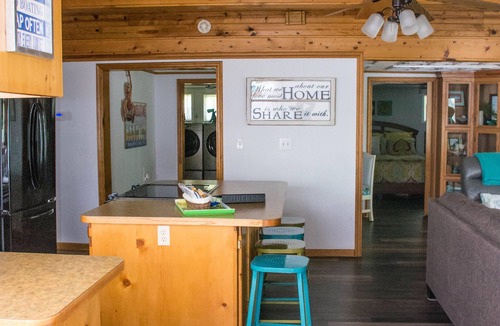 Eagle Rock Cottage | On the Rocks Cottage. Lakefront, Dog-Friendly. Sleeps 16. Bunkhouse. Free Wifi