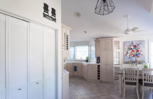 Leamington House | "On The Rocks" | Lakefront Fire Table + 2km from Point Pelee National Park