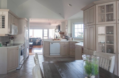 Leamington House | "On The Rocks" | Lakefront Fire Table + 2km from Point Pelee National Park