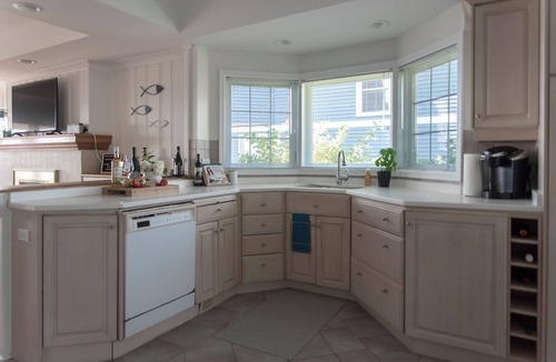 Leamington House | "On The Rocks" | Lakefront Fire Table + 2km from Point Pelee National Park