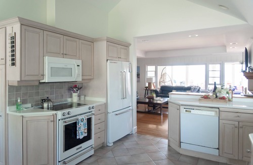 Leamington House | "On The Rocks" | Lakefront Fire Table + 2km from Point Pelee National Park