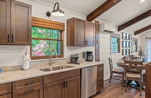 Chalet Village Cabin | On The Rocks: Luxury Reno Mtn View Hot Tub