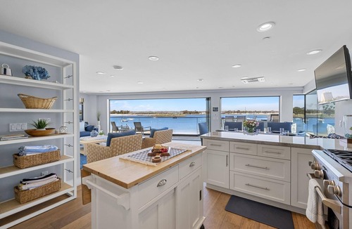 South Mission Beach Condo | On the Sand! Panoramic Bay Views + A/C | Bayside Retreat 2