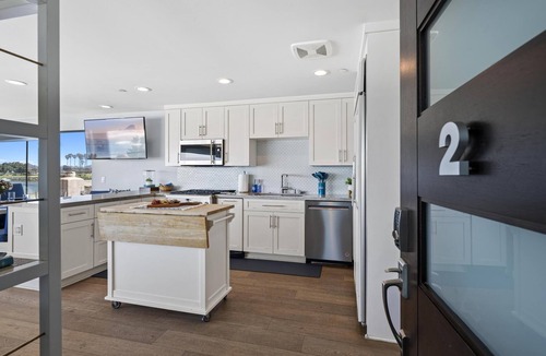 South Mission Beach Condo | On the Sand! Panoramic Bay Views + A/C | Bayside Retreat 2