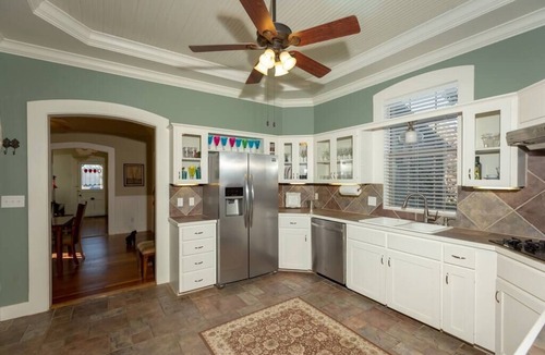 Johnson City House | On The Town Square, WALK TO FOOD, BARS, WINERIES.